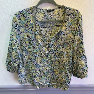 ANNE CARSON green floral blouse, 3 button detail, Sz Medium (1019)